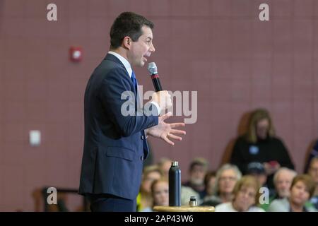 Burlington, Iowa, USA. 20. Januar, 2020. South Bend, Indiana Bürgermeister Peter Buttigieg hielt einen Präsidentschaftswahlkampf Kundgebung an der Aldo Leopold an der mittleren Schule in Burlington, Iowa, USA. Credit: Keith Turrill/Alamy leben Nachrichten Stockfoto