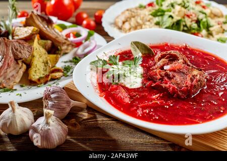 Rote Bete Suppe Borschtsch auf Holz- Hintergrund. Ukrainische und russische nationale Essen. Close-up. Stockfoto