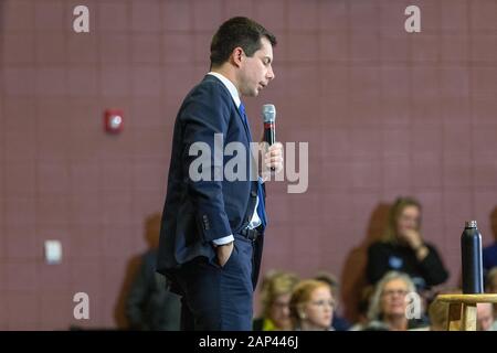 Burlington, Iowa, USA. 20. Januar, 2020. South Bend, Indiana Bürgermeister Peter Buttigieg hielt einen Präsidentschaftswahlkampf Kundgebung an der Aldo Leopold an der mittleren Schule in Burlington, Iowa, USA. Credit: Keith Turrill/Alamy leben Nachrichten Stockfoto