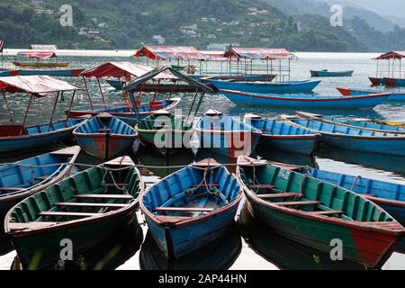 Viele farbenfrohe Boote im Fewa-See von Pokhara Nepal Stockfoto