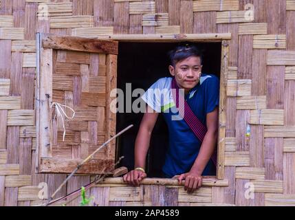 Burmesische junge Mann in einem Dorf in der Nähe des Inle-Sees Myanmar Stockfoto