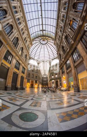 Die Umberto I Galerie ist eine Einkaufspassage in Neapel zwischen 1887 und 1890 gebaut. Das Innere der Galerie. Stockfoto