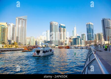 Reiche berühmte Scraper und Yachten auf dem Seekanal Stockfoto