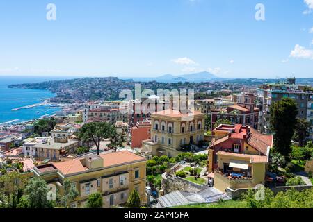 Luftaufnahme von einem Hügel über Neapel, Italien. Blick auf Die Altstadt von Neapel vom Castel Sant'Elmo. Sonniger Frühlingstag. Stockfoto