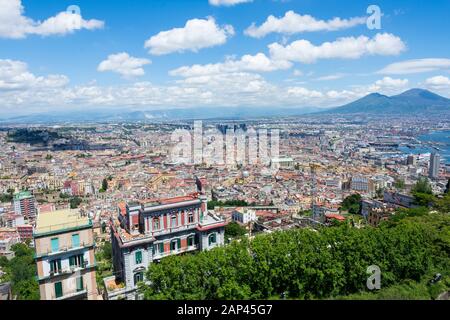 Luftaufnahme von Neapel aus dem Castel Sant'elmo. Im Hintergrund sehen Sie den Hafen der Stadt und den Vesuv. Es gibt Häuser und Gebäude. Stockfoto