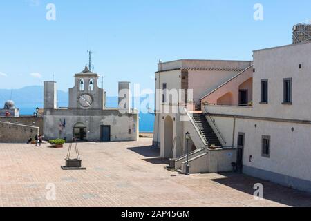 Castel sant'Elmo ist eine mittelalterliche Burg, die als Museum genutzt wird und sich auf dem Hügel Vomero bei San Martino in Neapel befindet. Stockfoto