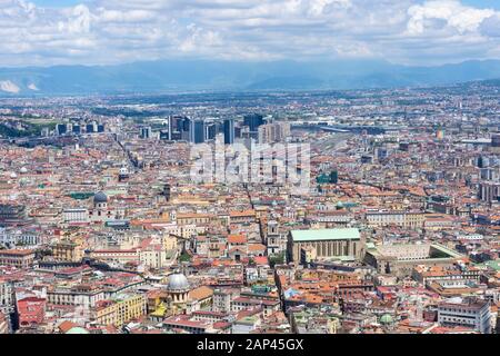 Stadt Neapel, Blick auf die Innenstadt und den Bahnhof. Stockfoto