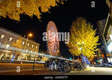 Osaka, Japan - 16. Dezember 2019: Die berühmten Reiseziele in Osaka Tempozan Ferris Wheel, Osaka City, Japan. Dieses Rad ist 112,5 Meter hoch Stockfoto