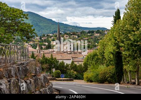 Blick auf das Dorf Les Vans und Berge der Ardeche in Frankreich Stockfotografie Alamy