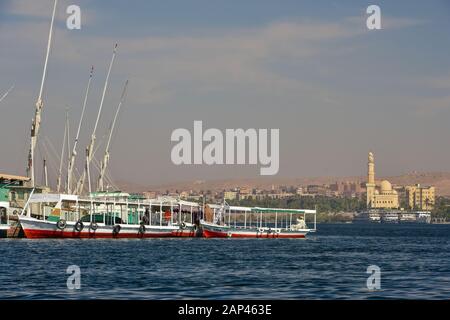 Boote im Nil bei Assuan Stockfoto