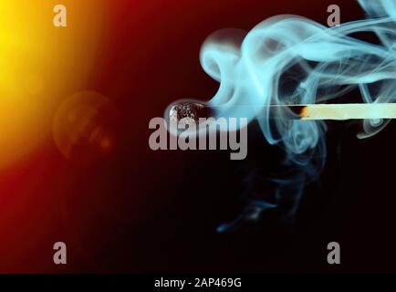 Rauch von einem Spiel, das nur löschte war Stockfoto