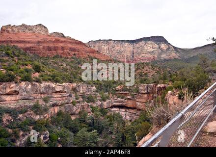 Blick auf die roten Felsen des Oak Creek Canyon in der Nähe von midgley Brücke in Arizona, USA blicken. Stockfoto