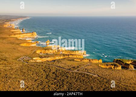 Antenne Panorama der Küste an den Zwölf Aposteln entlang der Great Ocean Road in Victoria, Australien Stockfoto