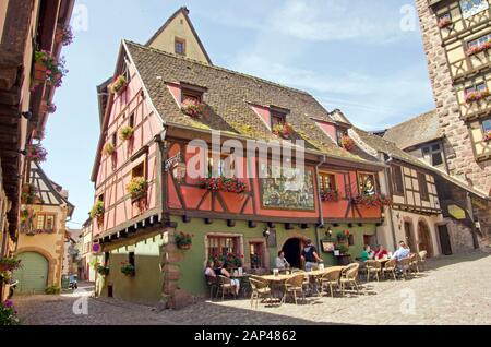 Rue General de Gaulle, Riquewihr, Frankreich Stockfoto