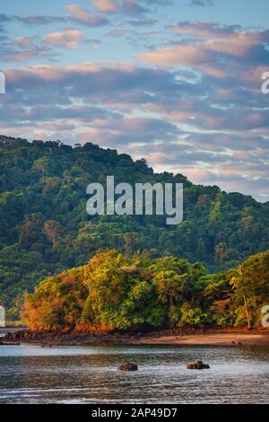 Panama-Landschaft mit frühmorgendlichem Licht auf der Nordseite der Insel Coiba vor der Pazifikküste, Provinz Veraguas, Republik Panama. Stockfoto