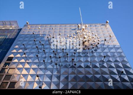 Kinetische Skulptur Licht und Bewegung von Otto Piene (1928 - 2014) an der Wormland Haus auf der Straße Hohe Straße, Köln, Deutschland. Kinetische Plast Stockfoto