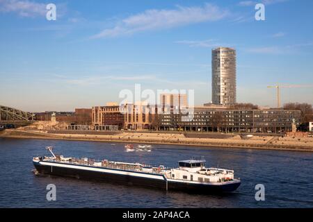 Der Rhein Boulevard im Stadtteil Deutz, Hotel Hyatt und die Lanxess Tower, Frachtschiff auf dem Rhein, Köln, Deutschland der Rheinboulevard in Deut Stockfoto