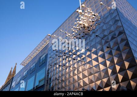 Kinetische Skulptur Licht und Bewegung von Otto Piene (1928 - 2014) an der Wormland Haus auf der Straße Hohe Straße, Köln, Deutschland. Kinetische Plast Stockfoto