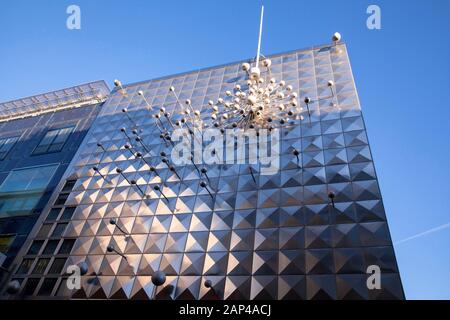 Kinetische Skulptur Licht und Bewegung von Otto Piene (1928 - 2014) an der Wormland Haus auf der Straße Hohe Straße, Köln, Deutschland. Kinetische Plast Stockfoto