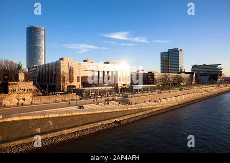 Der Rhein Boulevard im Stadtteil Deutz, Hochhaus CologneTriangle, das Hyatt Regeny Hotel und die Lanxess Turm, Köln, Deutschland der Rh Stockfoto