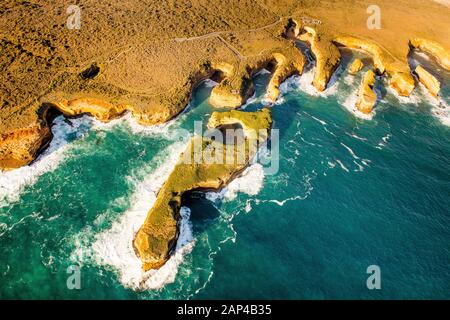 Muttonbird Island von einem hohen Aussichtspunkt aus. Great Ocean Road, Victoria, Australien Stockfoto