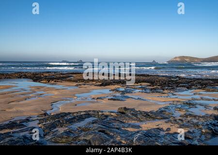 Blick über den Strand und Felsen in Constantine Bay nach Trevose Head North Cornwall, Großbritannien Stockfoto