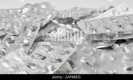 Viele leere Blister mit Tabletten als Kunststoffabfälle in einen Heap Stockfoto