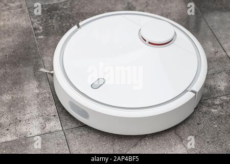 Intelligenter Roboter-Staubsauger auf dem Boden Stockfoto