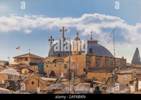 Nahaufnahme der Kuppeln der Grabeskirche in Jerusalem Stockfoto