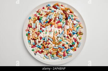 Vielen bunten Medikamente Drogen auf einer runden Platte von oben Stockfoto