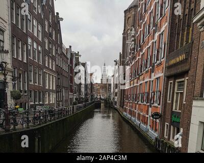 Amsterdam, Niederlande - 11. januar 2020: Blick auf die traditionelle Architektur von Kanalbauten auf das Stadtzentrum von Amsterdam, holland Stockfoto