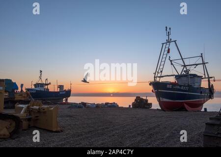 Hastings, East Sussex, Großbritannien. Januar 2020. Wintersonnenaufgang am Stade Fischerstrand, ein kalter Start an einem sonnigen Tag. Carolyn Clarke/Alamy Live News Stockfoto