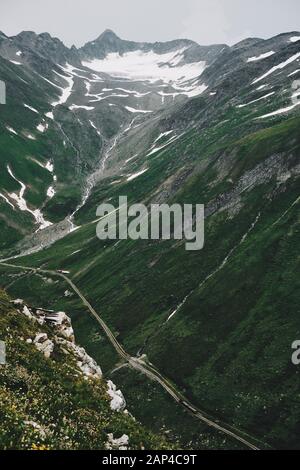 Die zahnradbahn Steam Railway und Motor klettern die steilen Furkapass, mit einer Höhe von 2.429 Metern, ein hoher Berg in den Schweizer Alpen. Stockfoto