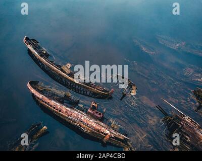 Friedhof der alten Schiffe in Teriberka Murmansk Russland, dramatische Foto. Antenne Top View Stockfoto