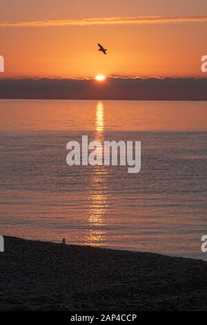 Hastings, East Sussex, Großbritannien. Januar 2020. Winteraufgang über dem Meer, ein Kaltstart zu einem sonnigen Tag. Carolyn Clarke/Alamy Live News Stockfoto