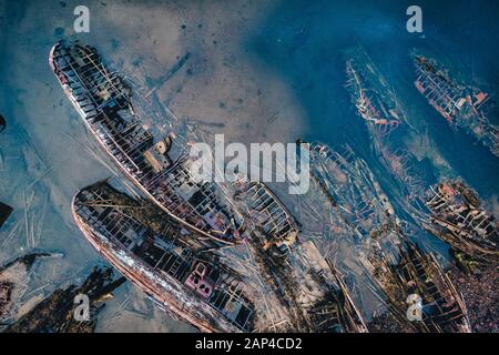 Friedhof der alten Schiffe in Teriberka Murmansk Russland, dramatische Foto. Antenne Top View Stockfoto