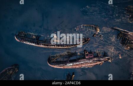 Friedhof der alten Schiffe in Teriberka Murmansk Russland, dramatische Foto. Antenne Top View Stockfoto