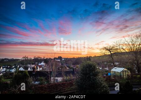 Sonnenuntergang über East Budleigh Village an einem Winterabend. Stockfoto