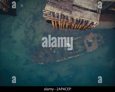 Friedhof der alten Schiffe in Teriberka Murmansk Russland, dramatische Foto. Antenne Top View Stockfoto