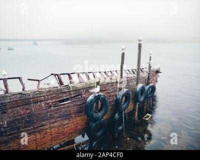 Friedhof der alten Schiffe in Teriberka Murmansk Russland, dramatische Foto. Antenne Top View Stockfoto