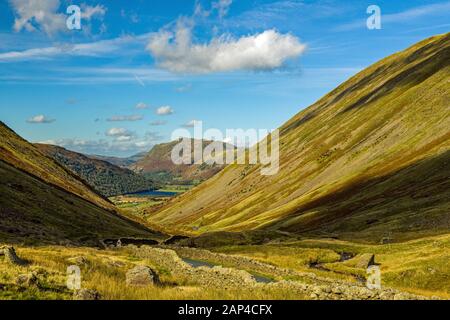 Blick auf den Kirkstone Pass in das Tal von Ullswater mit Brotherswater, der in der Ferne zu sehen ist, Lake District National Park, Cumbria Stockfoto