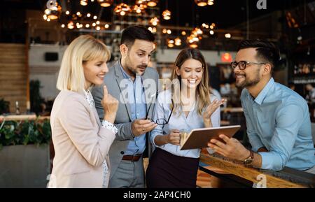 Menschen treffen die Kommunikation business Brainstorming Teamarbeit Konzept Stockfoto