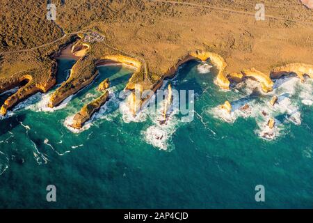 Loch Ard Gorge von einem hohen Aussichtspunkt aus. Great Ocean Road, Victoria, Australien Stockfoto