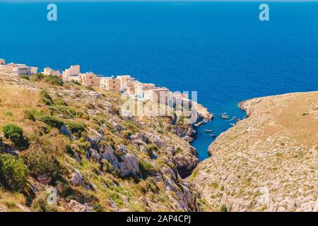 Blaue Grotte auf Malta. Vergnügungsboot mit Touristen fährt. Naturbogenfenster in Felsen Stockfoto