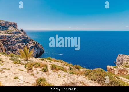 Blaue Grotte auf Malta. Vergnügungsboot mit Touristen fährt. Naturbogenfenster in Felsen Stockfoto