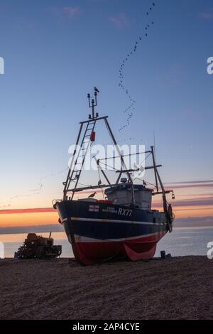 Hastings, East Sussex, Großbritannien. Januar 2020. Am Stade Fischerstrand bricht der Sonnenaufgang auf, während Gänse von ihren Nachtplätzen fliegen. Carolyn Clarke/Alamy Live News Stockfoto