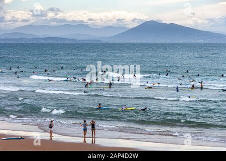 Surfer auf La Grande Plage. Barritz, Frankreich Stockfoto