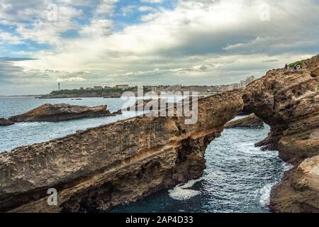 Felsbogen an der Klippe von Biarritz Stockfoto