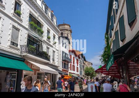 Touristen, die Saint Jean de Luz, Pyrenäen Atlantiques, besuchen Stockfoto