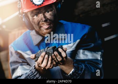 Miner glücklich lächelnd nach der Arbeit im Bergwerk. Konzept, Industrial Engineer Stockfoto